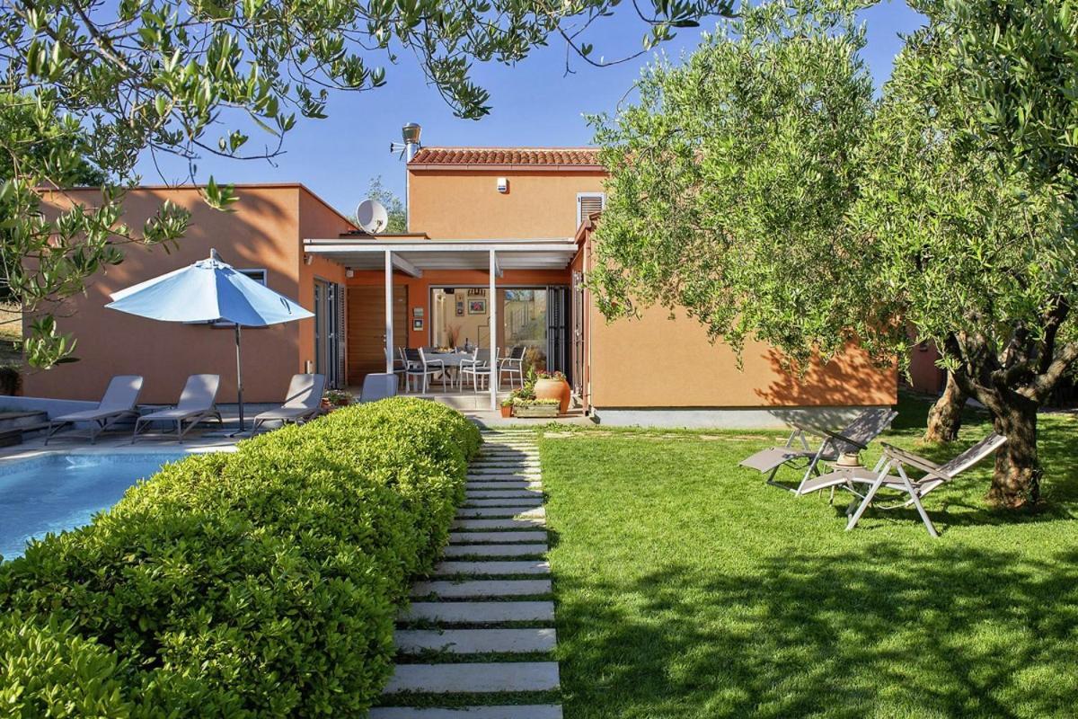 Villa Emili In Medulin - Haus Fuer 4-5 Personen Buitenkant foto