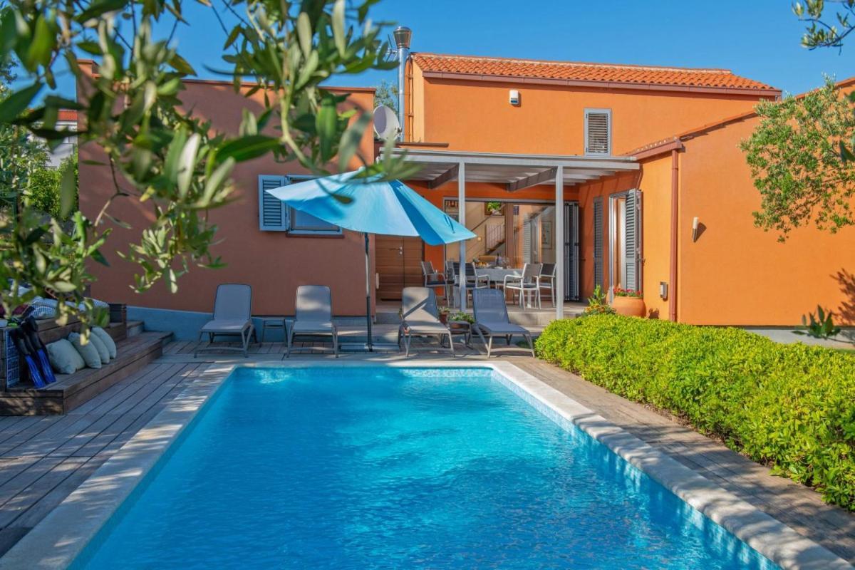 Villa Emili In Medulin - Haus Fuer 4-5 Personen Buitenkant foto